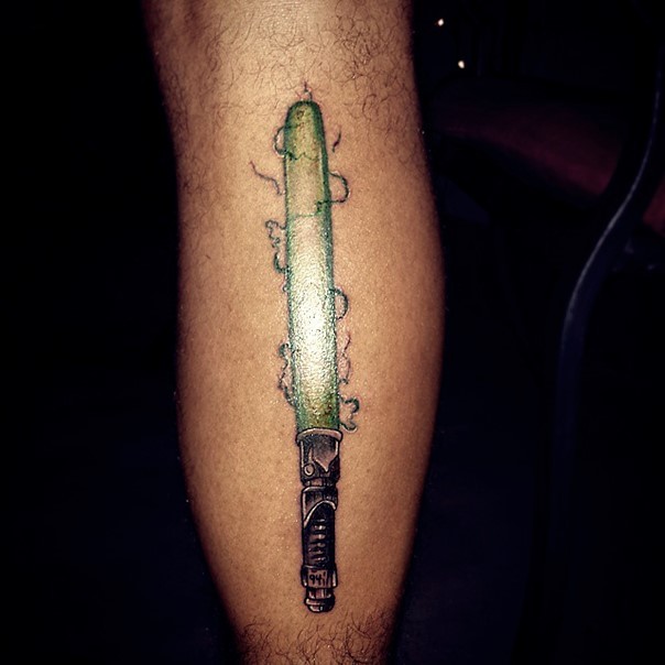 小腿简单的3D绿色光剑纹身图案
