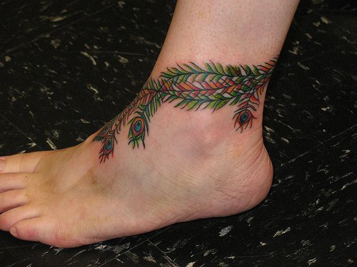 孔雀的羽毛彩色脚踝纹身图案