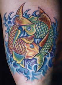 多彩的鲤鱼和浪花纹身图案