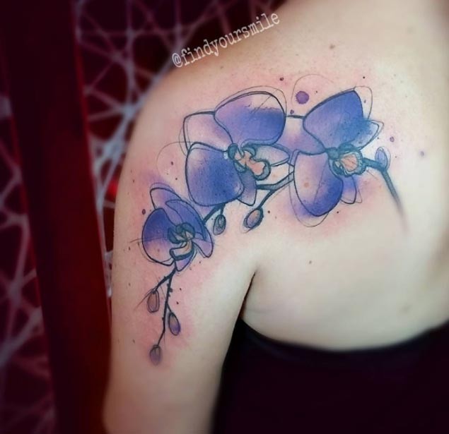 背部抽象风格的手绘彩色花卉纹身图案