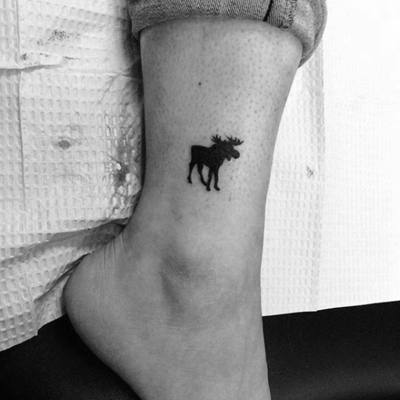 黑色的麋鹿剪影脚踝纹身图案