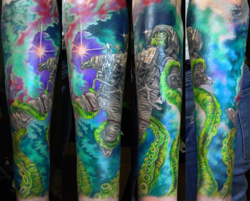 手臂幻想风格彩色的宇航员与外星章鱼纹身图案