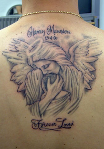 背部天使拥抱孩子纹身图案