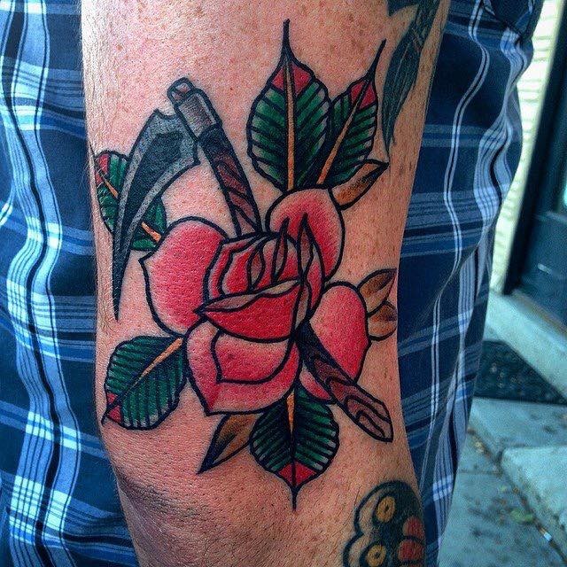 手臂彩色经典的玫瑰和镰刀纹身图案