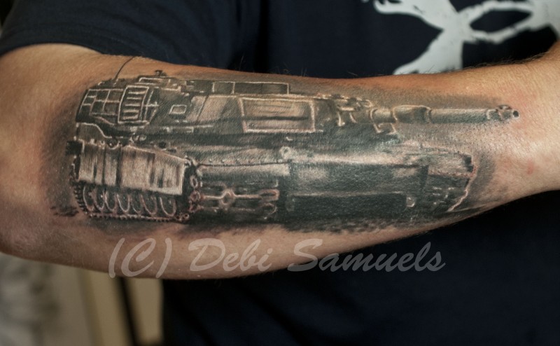 手臂黑灰的现代大坦克纹身图案