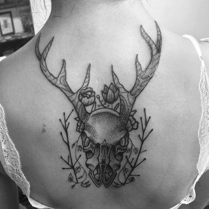 女生背部点刺鹿头骨与小花纹身图案