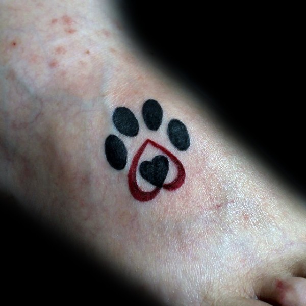 可爱的动物爪印和心形纹身图案