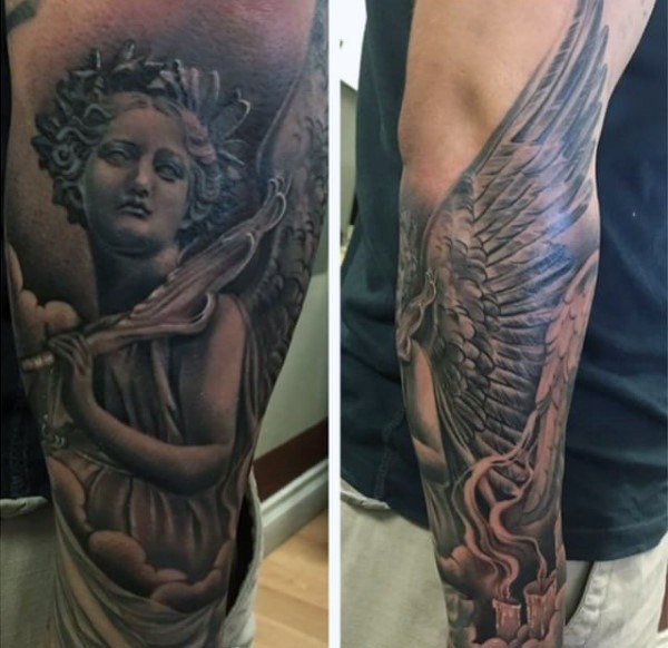 手臂黑白天使雕像与蜡烛纹身图案