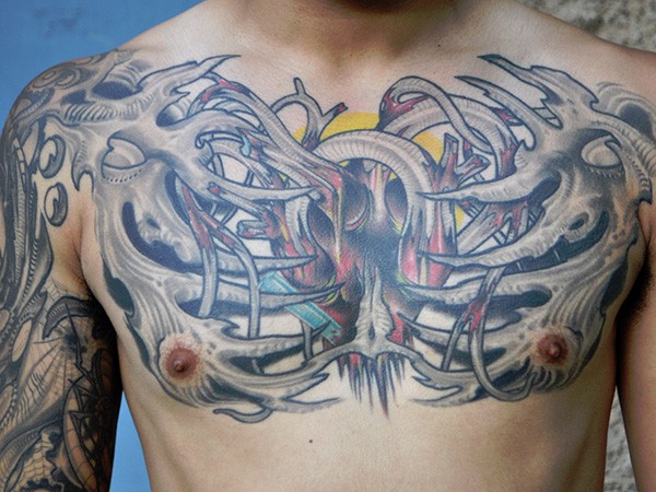 胸部彩色的骨骼与人类心脏纹身图案