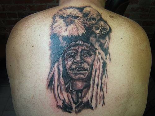 背部印第安土著肖像与鹰和骷髅纹身图案