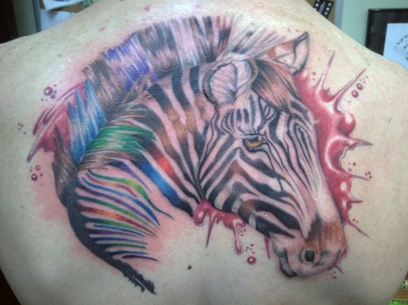 背部精彩漂亮的彩色斑马纹身图案