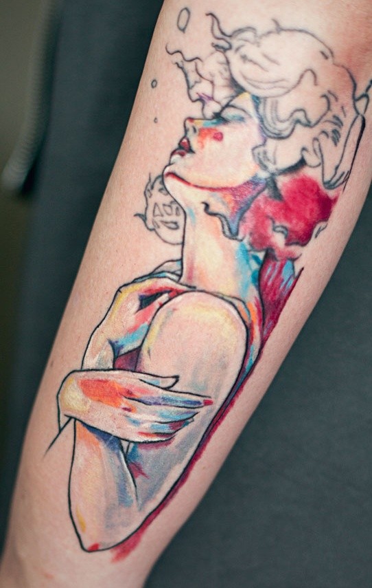 手臂抽象风格的水彩女性纹身图案