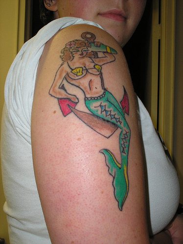 手臂金色美人鱼和船锚纹身图案