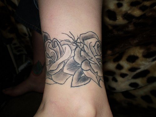 黑色的玫瑰脚踝纹身图案