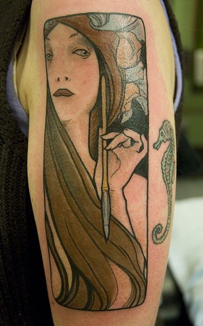 手臂彩色斑斓的女性肖像纹身图案
