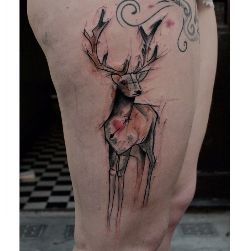 大腿抽象风格的彩色鹿与红色心形纹身图案
