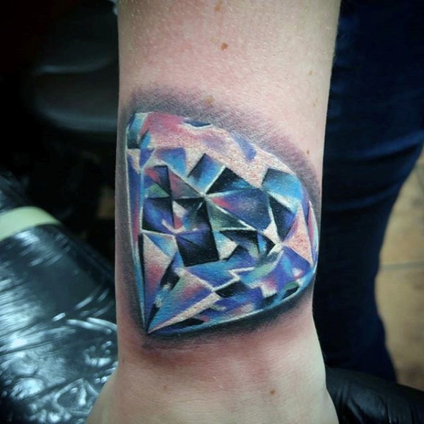 手腕3D逼真的彩色钻石纹身图案