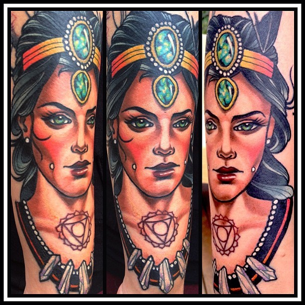 现代风格的彩色女性与珠宝手臂纹身图案