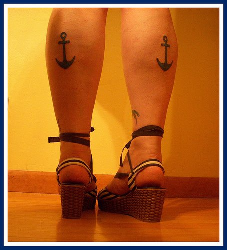 女士小腿黑色的简约船锚纹身图案
