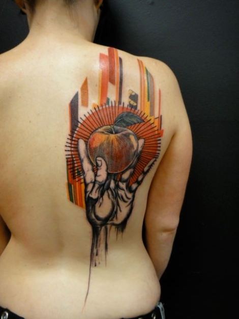 背部抽象风格的彩色手与苹果纹身图案