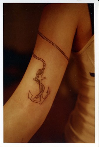 女生手臂绳子和船锚纹身图案