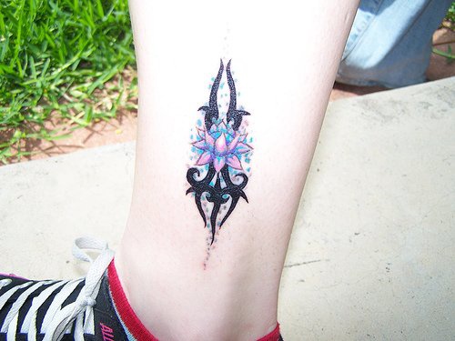 设计彩色莲花和黑色图腾脚踝纹身图案