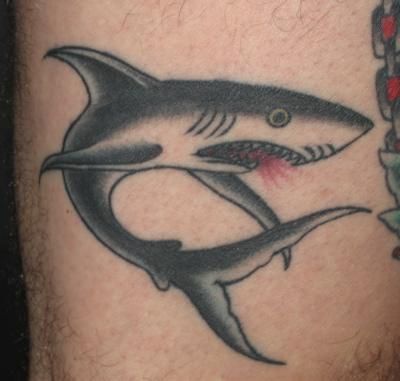 彩色的吐血鲨鱼纹身图案
