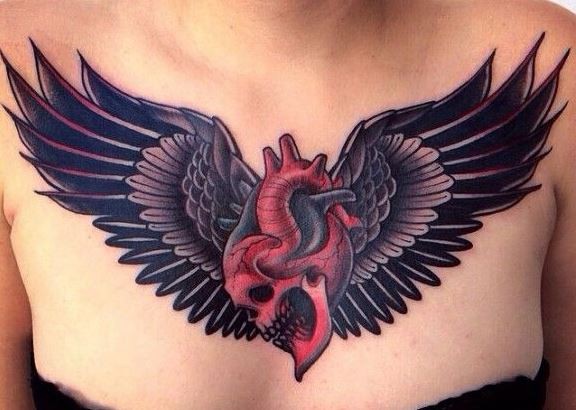 女生胸部彩色心脏和大翅膀纹身图案