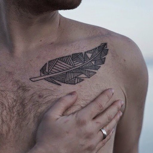 男子胸部黑色的部落羽毛纹身图案