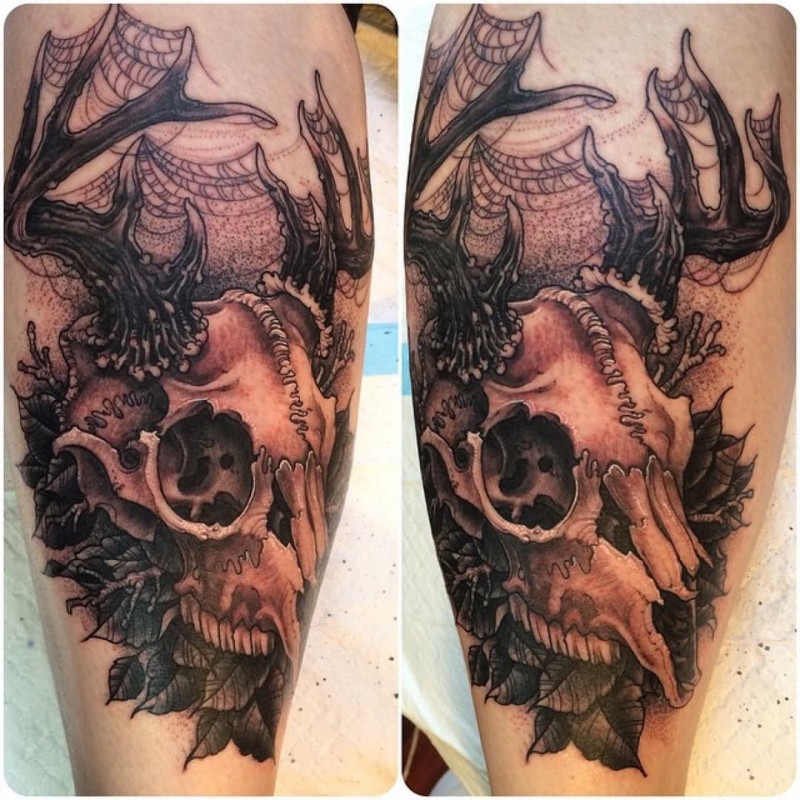 小腿3D彩色的鹿头骨和叶子纹身图案