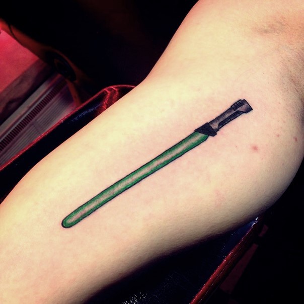 简单的绿色光剑手臂纹身图案