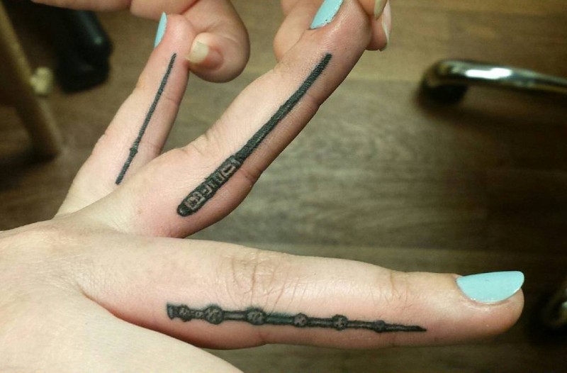 手指3D风格可爱的黑色魔法棒纹身图案