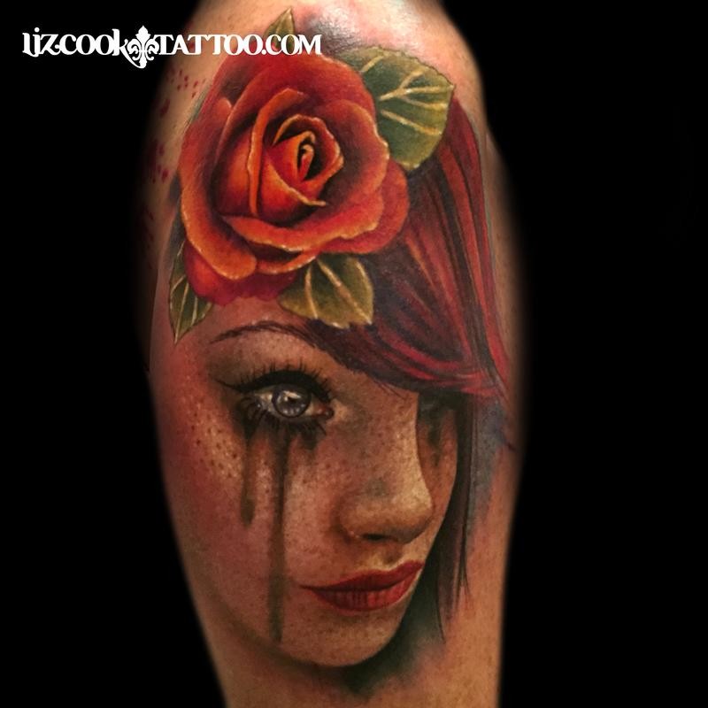 手臂3D风格的彩色红玫瑰和哭泣的女人纹身图案