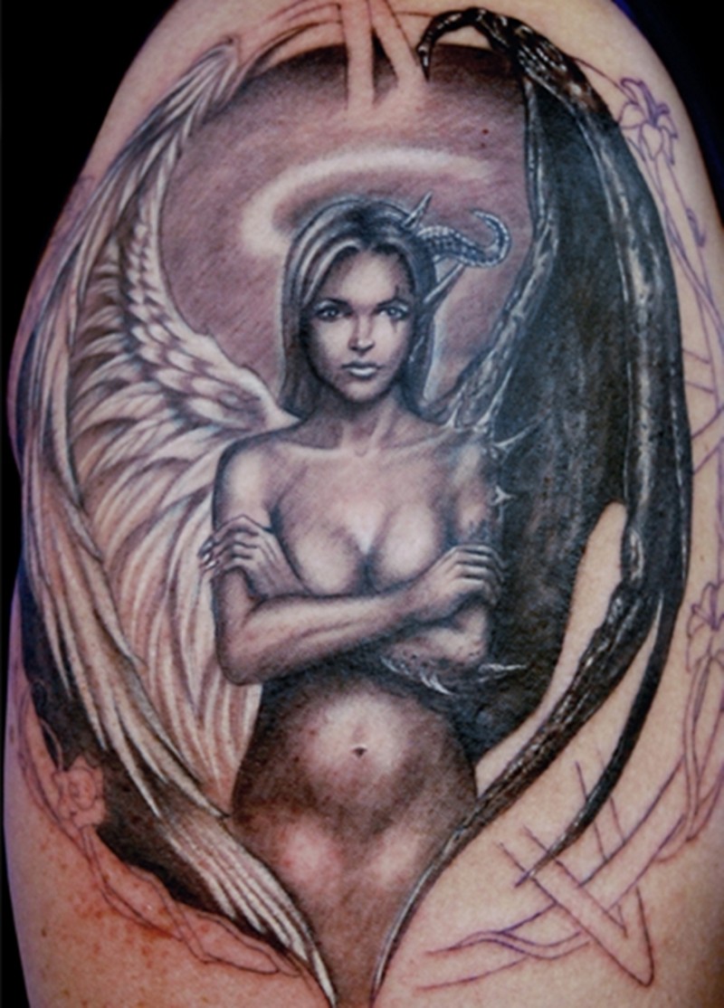 半天使与半魔鬼组合纹身图案