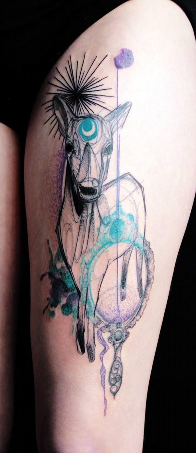 大腿抽象风格的彩色神秘鹿纹身图案