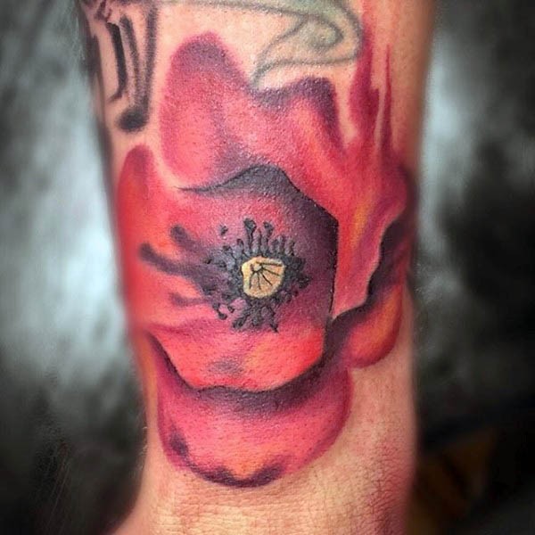 手腕上3D彩色美丽的花朵纹身图案