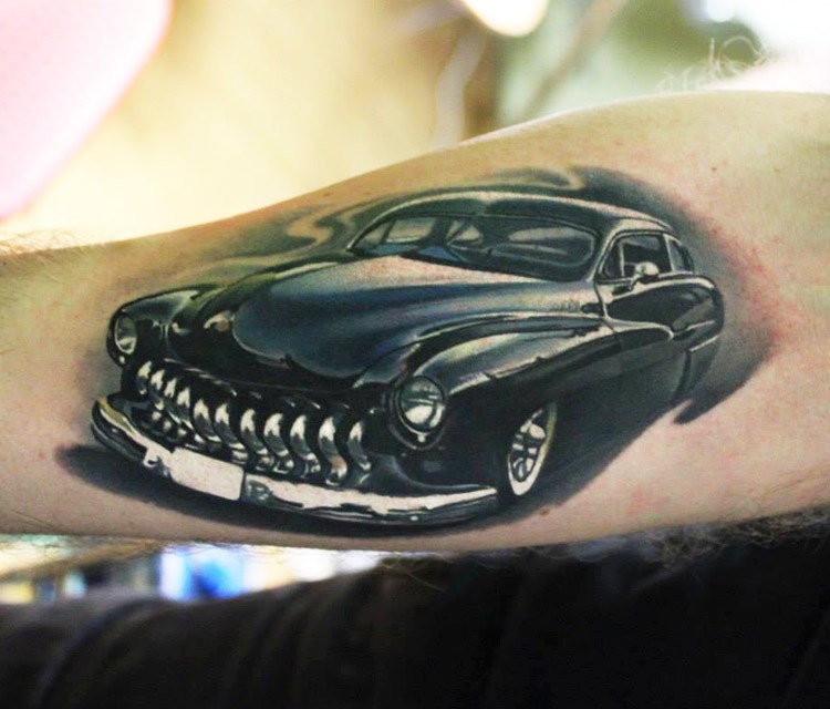 手臂黑色的写实汽车手臂纹身图案