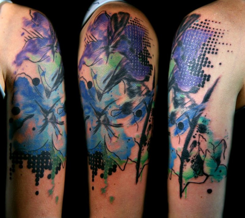 手臂抽象风格的彩色花朵和饰品纹身图案