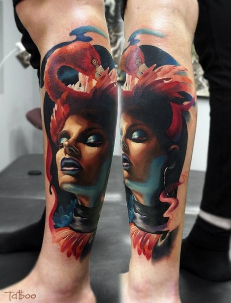 现代风格的彩色神秘女人与火烈鸟手臂纹身图案