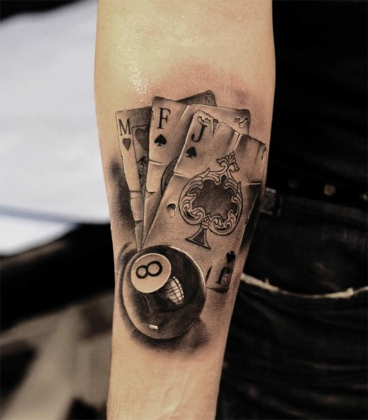 手臂3D逼真的扑克牌和撞球纹身图案
