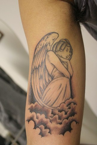 天使在云上手臂纹身图案