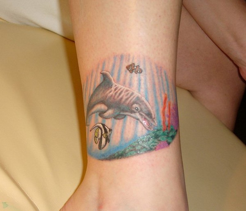 脚踝上简单的彩色海豚纹身图案