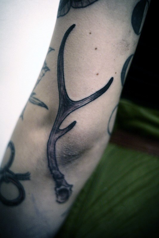 手臂经典的黑灰鹿角纹身图案