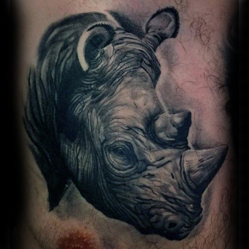 胸部3D黑色的犀牛头纹身图案