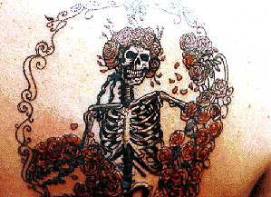 惊人的骨架和玫瑰纹身图案
