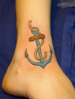 脚踝彩色的船锚纹身图案