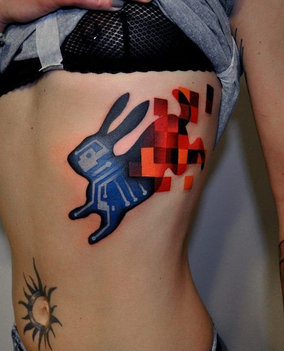 彩色的兔子几何侧肋纹身图案