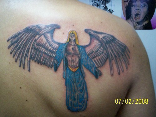 穿着蓝色衣服的男天使纹身图案