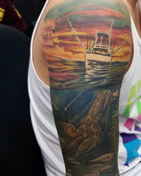 大臂美丽色彩的渔船与海怪纹身图案