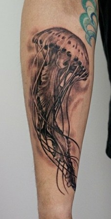手臂惊人的3D大水母纹身图案